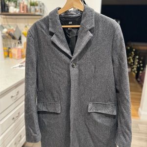 Used H&M men’s wool blend coat in grey (40R) needs to be ironed